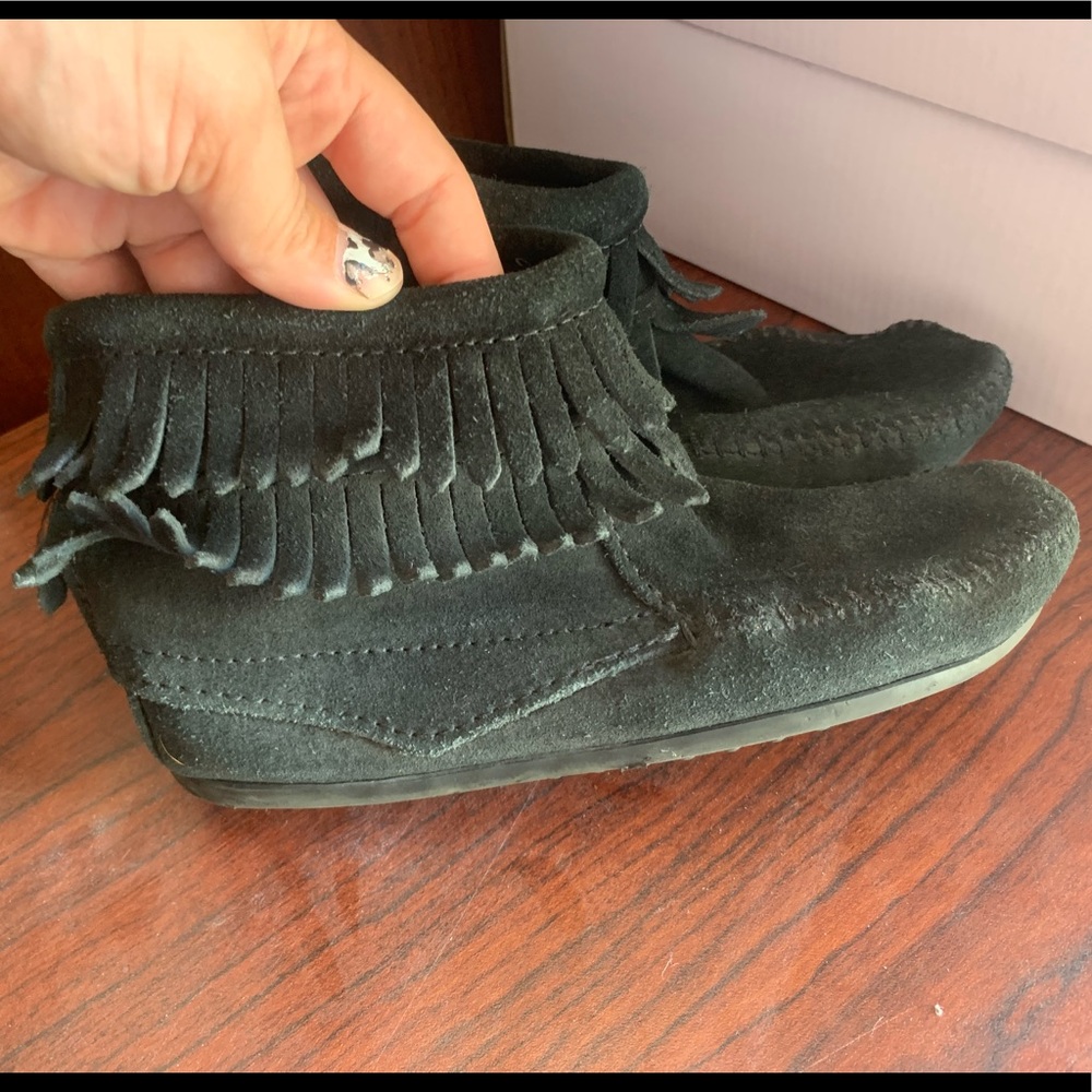Black short Minnetonka bootie moccasins kids 13